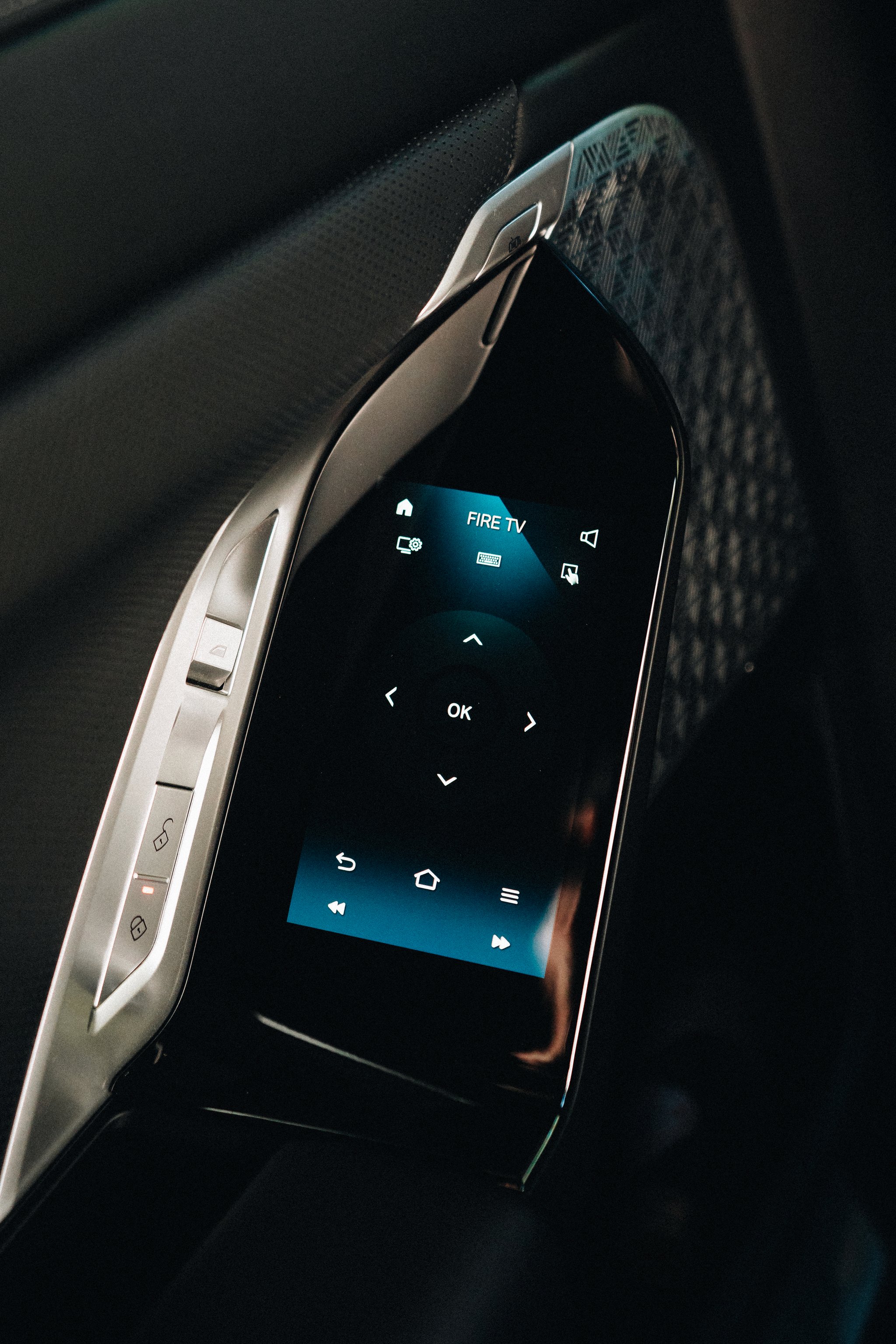 Touchscreen in the rear door of the BMW i7