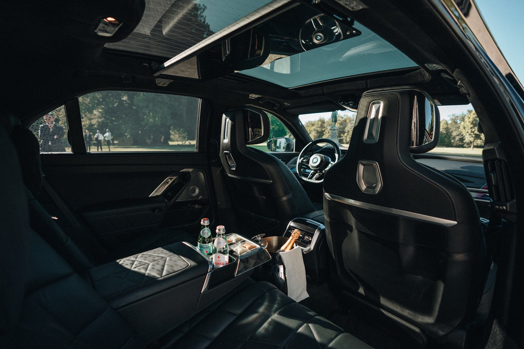 Cabin of the BMW i7 with the panoramic roof and the bar between the rear seats