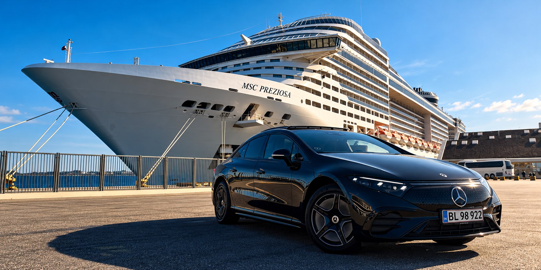 LuxLimos Mercedes EQS venter ved krydstogtterminalen i København ved siden af MSC Preziosa
