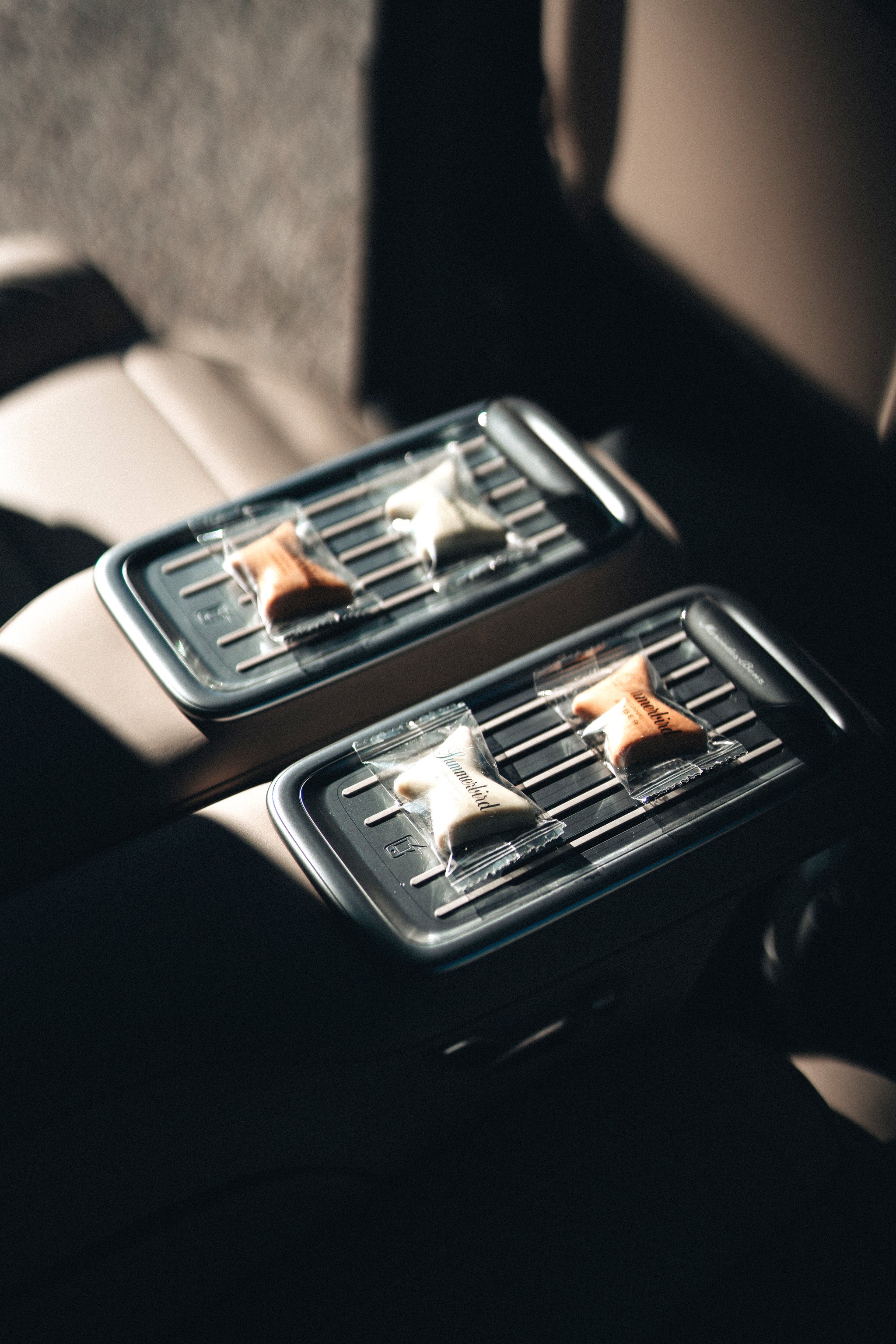 Armrests of the Mercedes-Benz EQV VIP with Summerbird chocolate in the holders