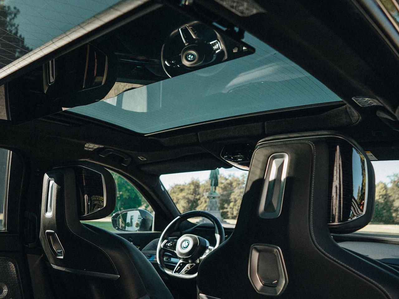 The panoramic glass roof of the BMW i7
