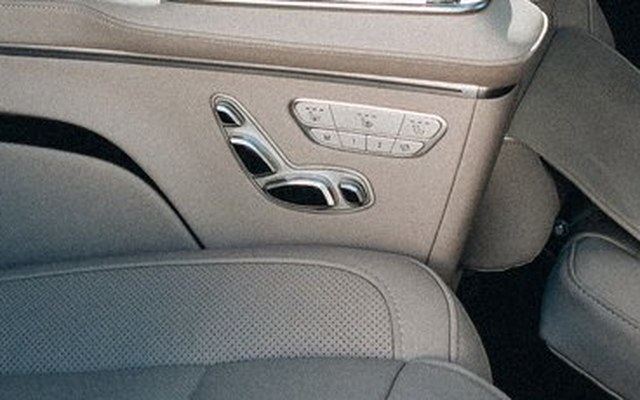 The seat controls on the side of the lounge seat