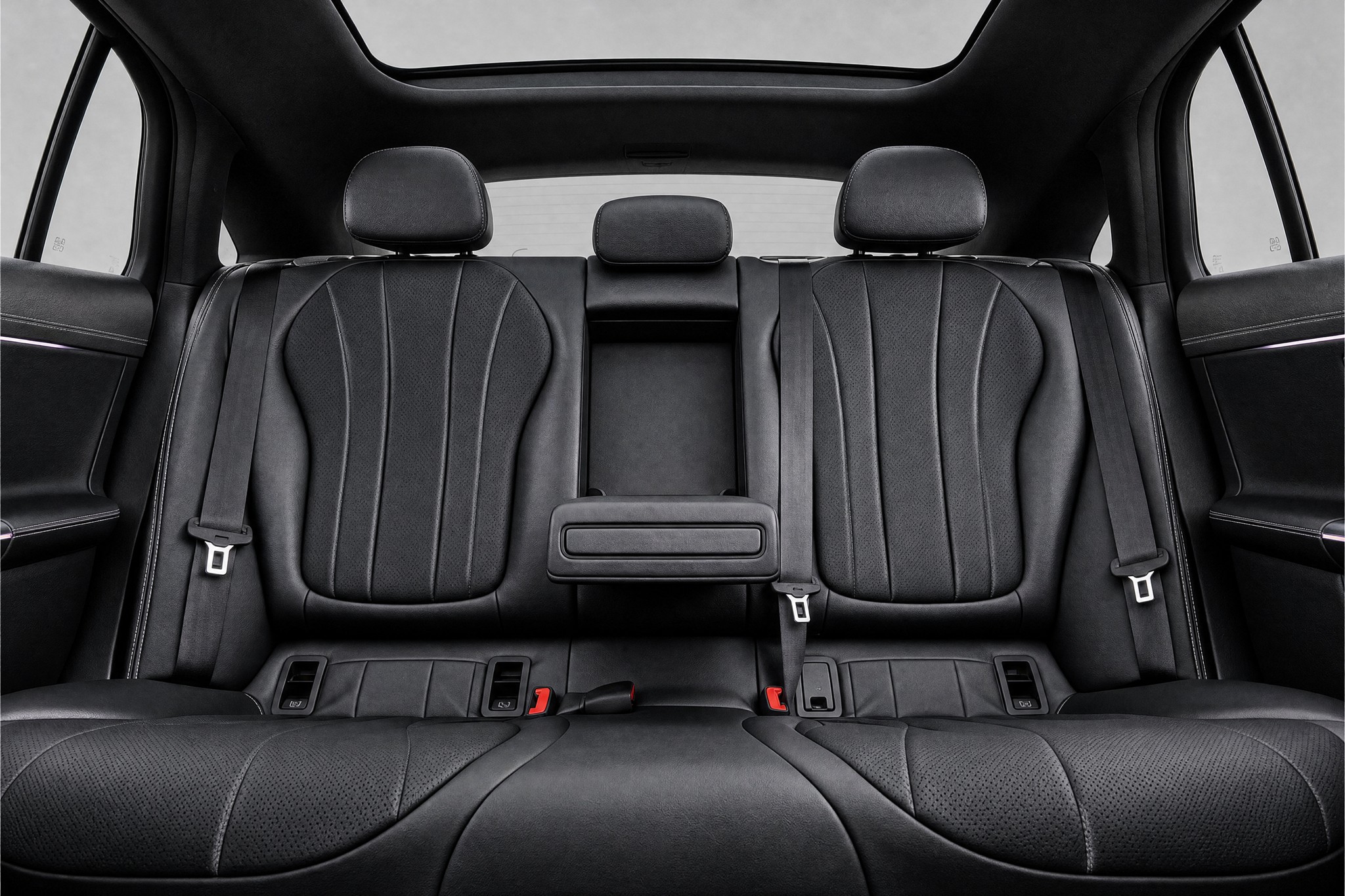 Rear seats of the Mercedes-Benz EQE, the LuxLimo Business, seen from the front, with the glass roof above