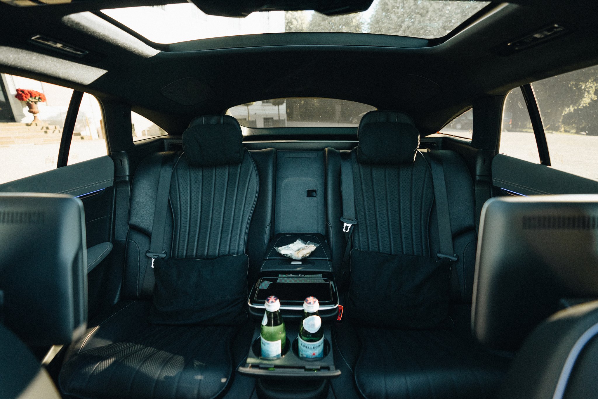 Rear seats of the Mercedes-Benz EQS with the bar between them