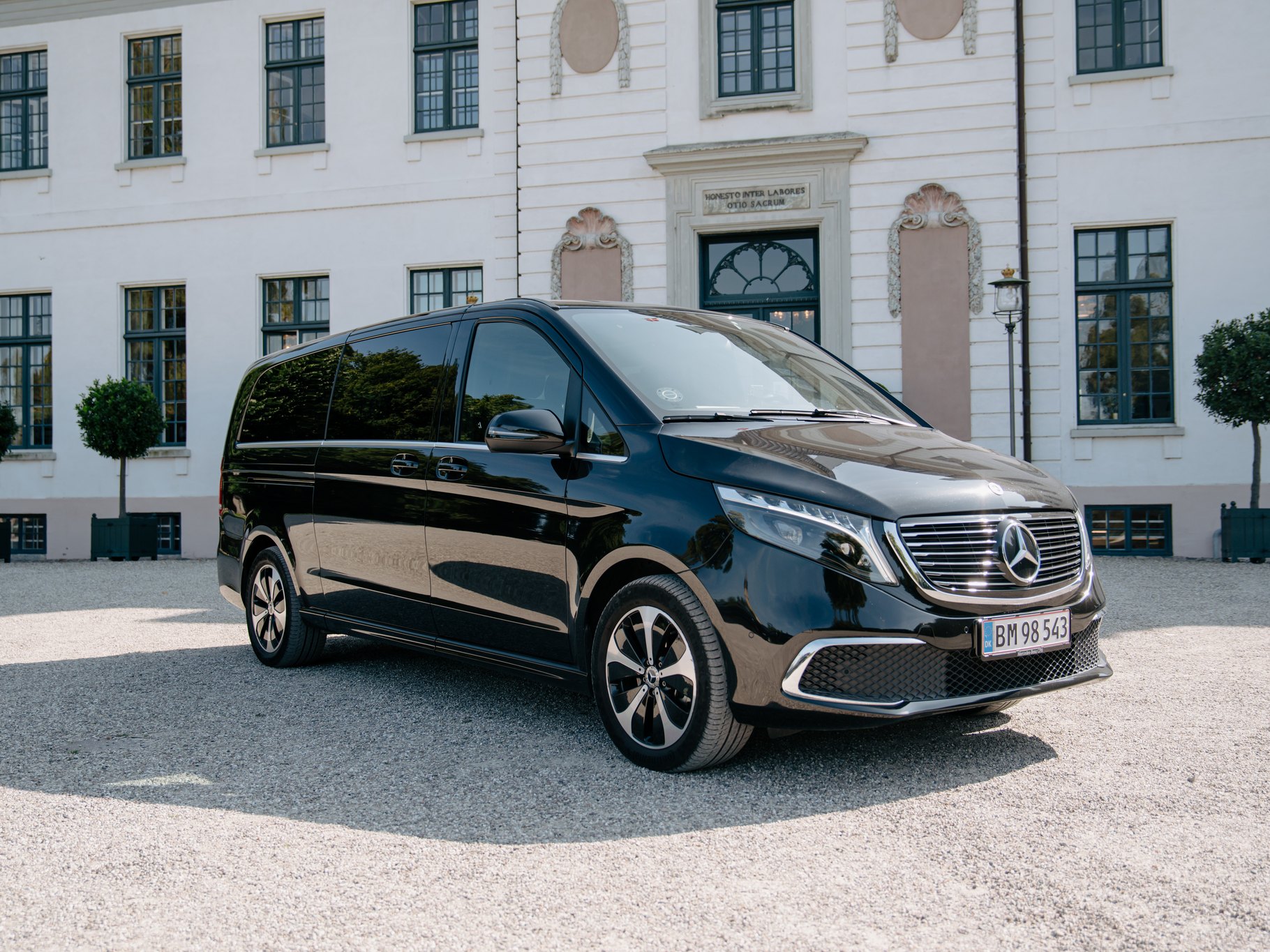 Mercedes-Benz EQV in front of a Danish manor house